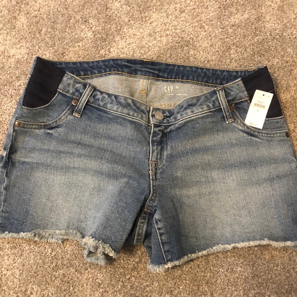 NWT - GAP denim maternity shorts